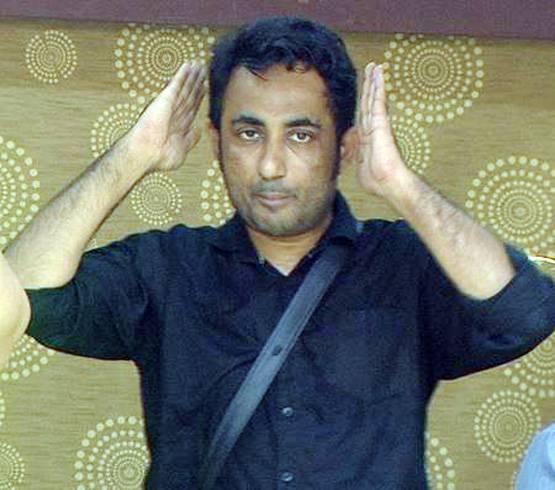 Bigg Boss: सलमान पर FIR कराने वाले जुबैर की पहचान पर विवाद