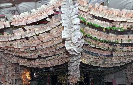 महालक्ष्‍मी मंदिर: नोटों से बनते हैं बंदनवार, प्रसाद में मिलता है सोना