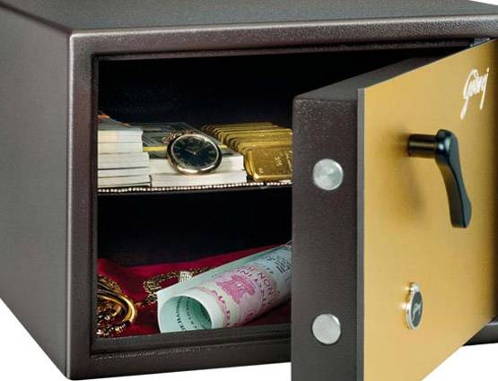 जानिये, घर के आगे क्यों बनाते हैं स्वास्त‍िक