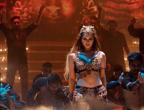 सनी लियोनी की बैकलेस गाउन फोटो वायरल, फैशनसेंस की तारीफ