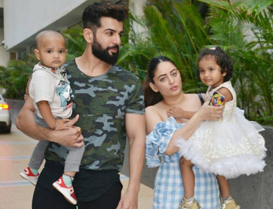 PHOTOS: करणवीर बोहरा ने ऐसे मनाया अपनी बेटियों का पहला बर्थडे