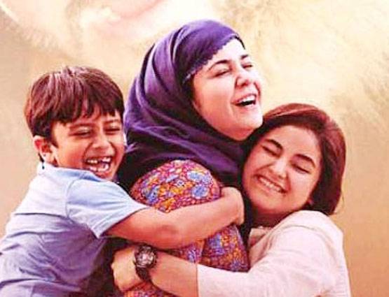 रियल लाइफ में इतनी ग्लैमरस हैं जायरा वसीम की ऑनस्क्रीन मां