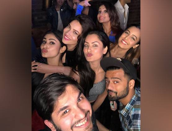 अर्जुन की बर्थ डे पार्टी में RED DRESS में पहुंचीं मौनी, लुक हुआ वायरल