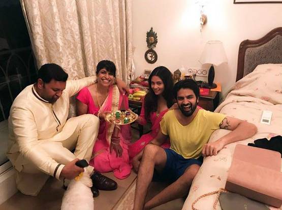 PHOTOS: बॉलीवुड और टीवी सिलेब्स ने ऐसे मनाया करवा चौथ