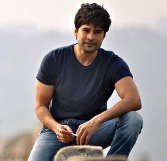 घर में बर्तन और झाड़ू-पोछा करता है ये एक्टर, कृतिका कामरा के साथ KISS हुआ था चर्चित