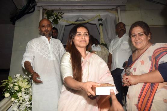 रानी मुखर्जी के पिता की Prayer Meet में नजर आईं उर्मिला मातोंडकर