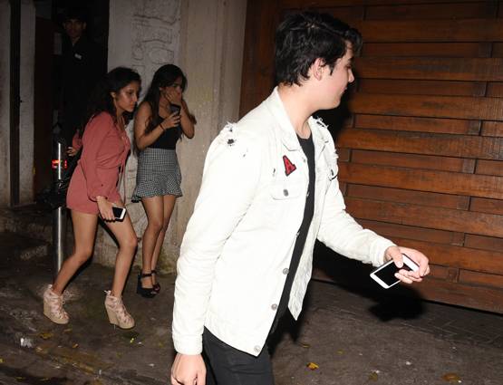 लड़की के साथ थे अक्षय के बेटे, यूं कैमरे से की छिपने की कोशिश