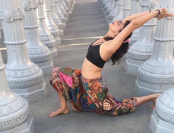 पूजा बत्रा का बिकिनी योग, हॉट योगा के साथ ऐसा है हेल्दी रूटीन