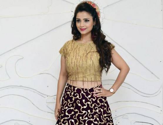 दिवाली पार्टी में फिट दिखीं दिव्यांका, विवेक का दिखा अलग अंदाज