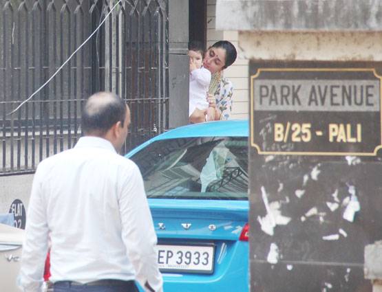 इस अंदाज में तैमूर ने मनाई पहली दिवाली, करीना के साथ दिखीं करिश्मा