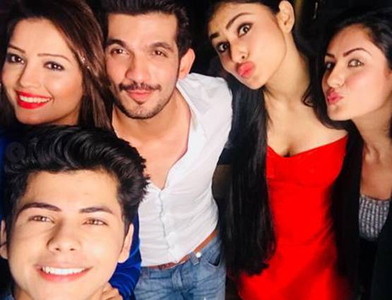 अर्जुन की बर्थ डे पार्टी में RED DRESS में पहुंचीं मौनी, लुक हुआ वायरल