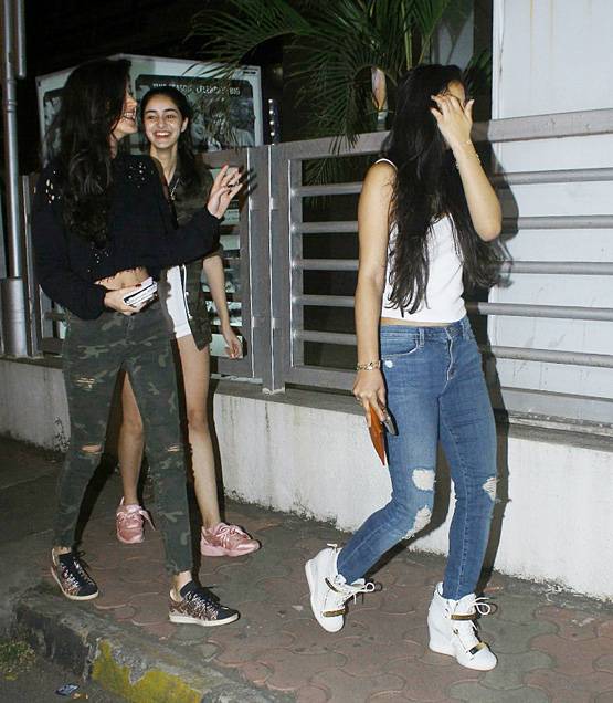 PHOTOS ये हैं सुहाना के बेस्ट फ्रेंड्स, साथ में पहुंचे फिल्म देखने