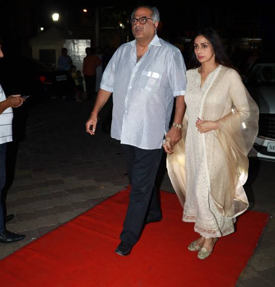 रानी मुखर्जी के पिता की Prayer Meet में नजर आईं उर्मिला मातोंडकर