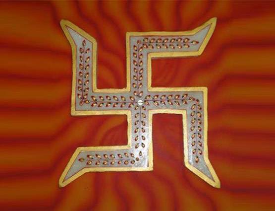 जानिये, घर के आगे क्यों बनाते हैं स्वास्त‍िक