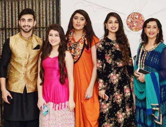 दिवाली पार्टी में फिट दिखीं दिव्यांका, विवेक का दिखा अलग अंदाज