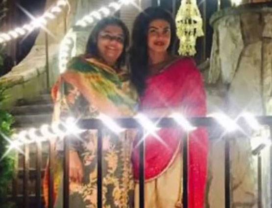 अमेरिका में प्रियंका को याद आया घर तो कंगना ने बहन संग मनाई दिवाली