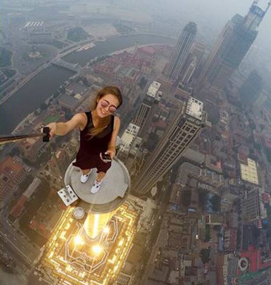 इतनी ऊंचाई पर फोटोशूट कराती है ये लड़की, देखें डराने वाली 20 Photos