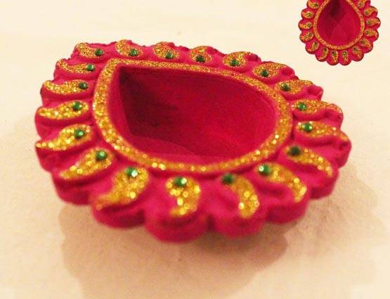 इन 8 टिप्स की मदद से घर में ही बनाएं डिजाइनर दीये