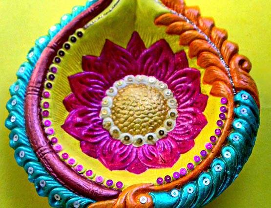 इन 8 टिप्स की मदद से घर में ही बनाएं डिजाइनर दीये