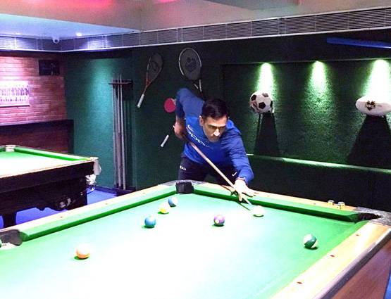 'फाइनल' से पहले कोहली ने बल्ले की बजाए क्यू स्टिक से साधा निशाना