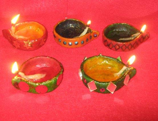 इन 8 टिप्स की मदद से घर में ही बनाएं डिजाइनर दीये