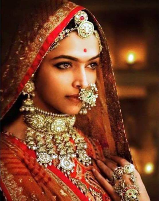 रिव्यू कमेटी ने पद्मावती में घूमर पर जताई आपत्ति, दीपिका ने की थी ये गलतियां!