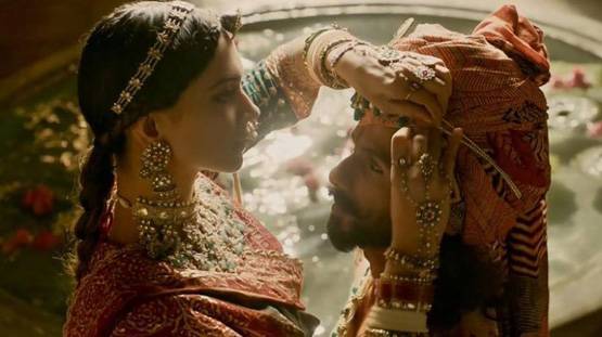 रिव्यू कमेटी ने पद्मावती में घूमर पर जताई आपत्ति, दीपिका ने की थी ये गलतियां!