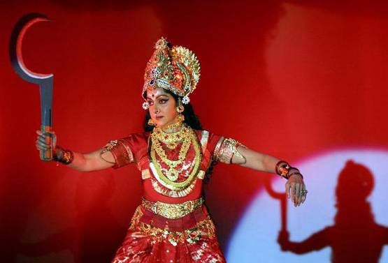 PHD या 12वीं पास? हेमा या आयशा? इन विवादों से खबरों में रहीं ड्रीम गर्ल