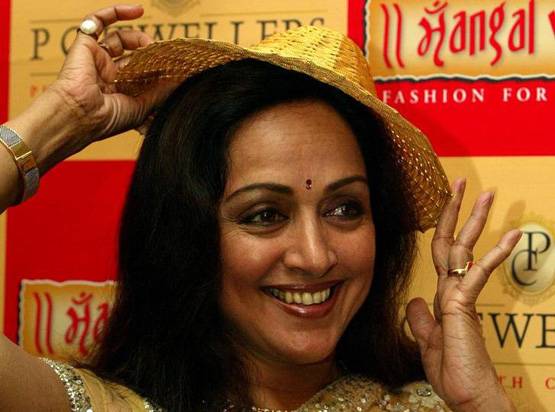 PHD या 12वीं पास? हेमा या आयशा? इन विवादों से खबरों में रहीं ड्रीम गर्ल