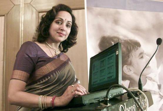 PHD या 12वीं पास? हेमा या आयशा? इन विवादों से खबरों में रहीं ड्रीम गर्ल