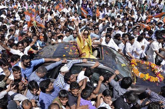 PHD या 12वीं पास? हेमा या आयशा? इन विवादों से खबरों में रहीं ड्रीम गर्ल