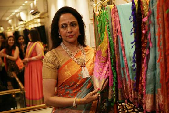 PHD या 12वीं पास? हेमा या आयशा? इन विवादों से खबरों में रहीं ड्रीम गर्ल