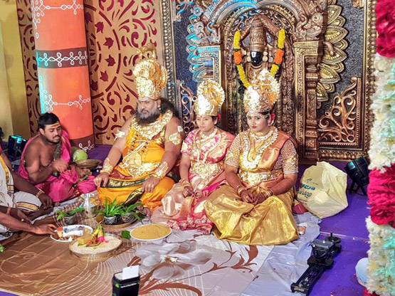 देवी-देवता के ड्रेस में हुई शादी, देखें PHOTOS