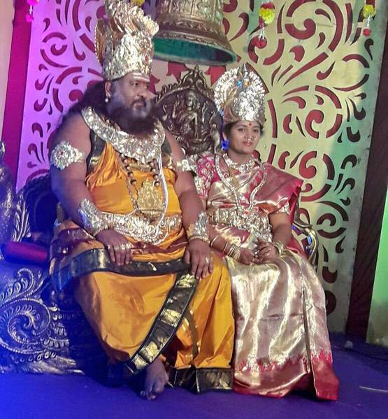 देवी-देवता के ड्रेस में हुई शादी, देखें PHOTOS