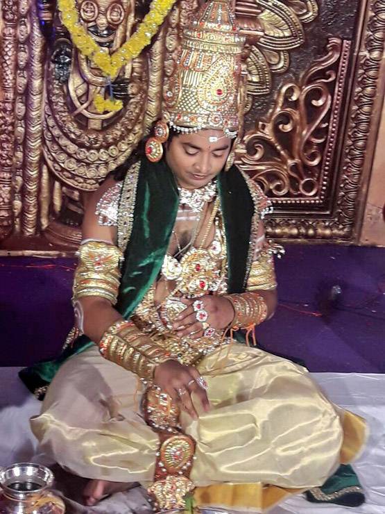 देवी-देवता के ड्रेस में हुई शादी, देखें PHOTOS