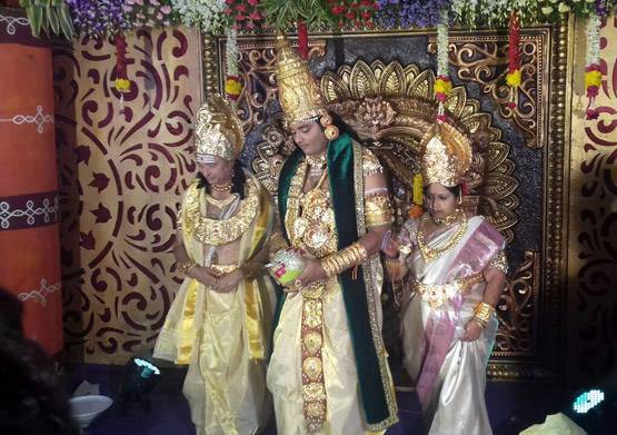 देवी-देवता के ड्रेस में हुई शादी, देखें PHOTOS