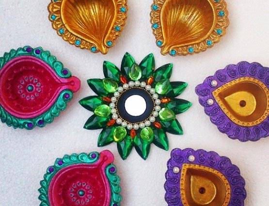 इन 8 टिप्स की मदद से घर में ही बनाएं डिजाइनर दीये