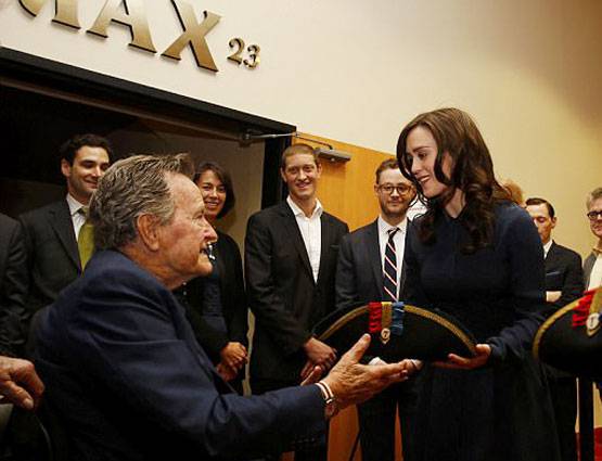 पूर्व US राष्ट्रपति ने एक्ट्रेस को 2 बार पीछे से छुआ, सुनाए गंदे जोक