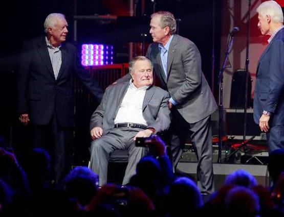 पूर्व US राष्ट्रपति ने एक्ट्रेस को 2 बार पीछे से छुआ, सुनाए गंदे जोक