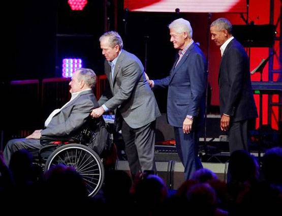 पूर्व US राष्ट्रपति ने एक्ट्रेस को 2 बार पीछे से छुआ, सुनाए गंदे जोक