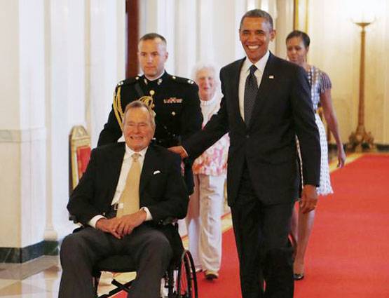 पूर्व US राष्ट्रपति ने एक्ट्रेस को 2 बार पीछे से छुआ, सुनाए गंदे जोक