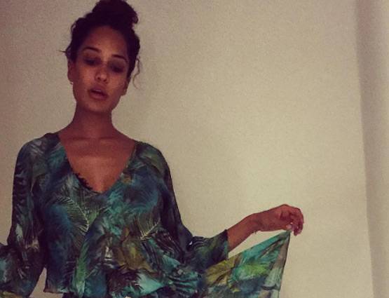 बीच पर पति के साथ लीजा हेडन, यूं मनाई 1st वेडिंग एनिवर्सरी