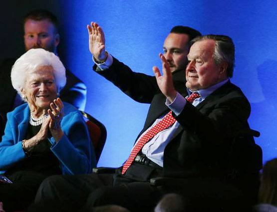 पूर्व US राष्ट्रपति ने एक्ट्रेस को 2 बार पीछे से छुआ, सुनाए गंदे जोक