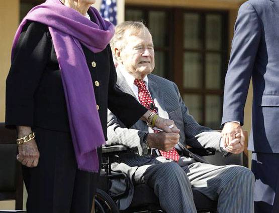 पूर्व US राष्ट्रपति ने एक्ट्रेस को 2 बार पीछे से छुआ, सुनाए गंदे जोक