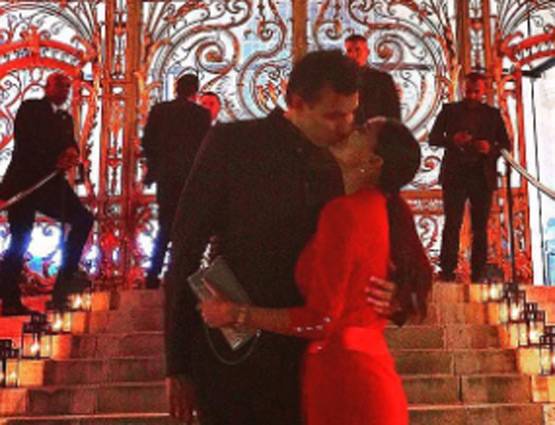 बीच पर पति के साथ लीजा हेडन, यूं मनाई 1st वेडिंग एनिवर्सरी