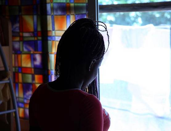 महिला को 4 दिनों में 100 पुरुषों के साथ सोने पर किया मजबूर