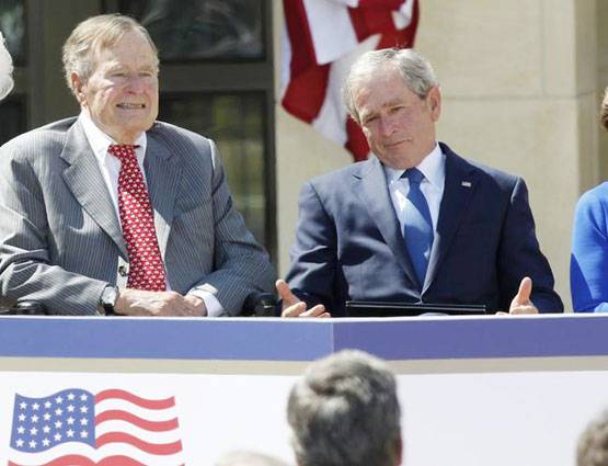 पूर्व US राष्ट्रपति ने एक्ट्रेस को 2 बार पीछे से छुआ, सुनाए गंदे जोक