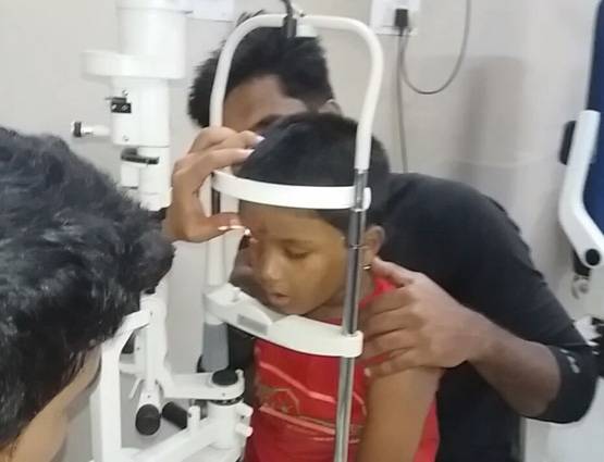 गर्ल्स हॉस्टल की बालकनी में खड़ी थी लड़की, आंख में आकर घुसा रॉकेट