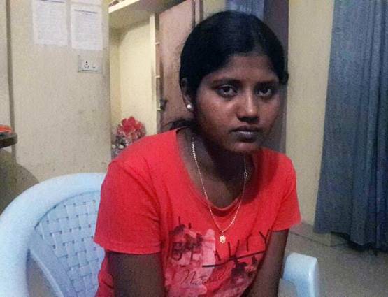 गर्ल्स हॉस्टल की बालकनी में खड़ी थी लड़की, आंख में आकर घुसा रॉकेट