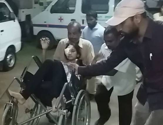 गर्ल्स हॉस्टल की बालकनी में खड़ी थी लड़की, आंख में आकर घुसा रॉकेट